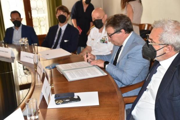 la firma del'accordo