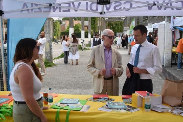 L'assessore Venturini allo stand Cavv-Csv