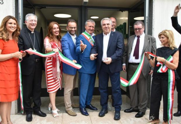 Taglio del nastro con aindaco, patriarca e assessore Donazzan
