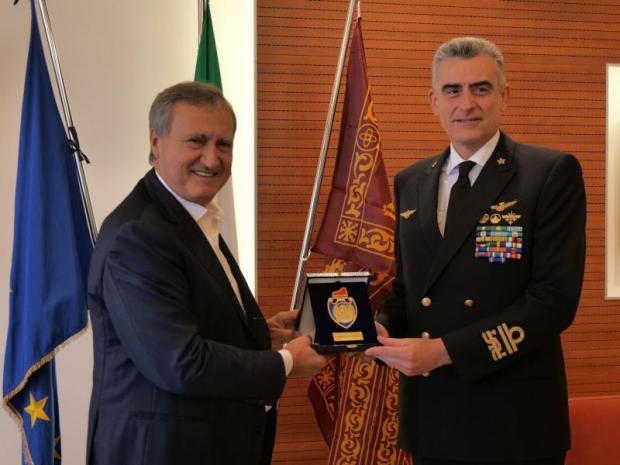 Il sindaco Brugnaro consegna lo stemma di Venezia all'ammiraglio Romani