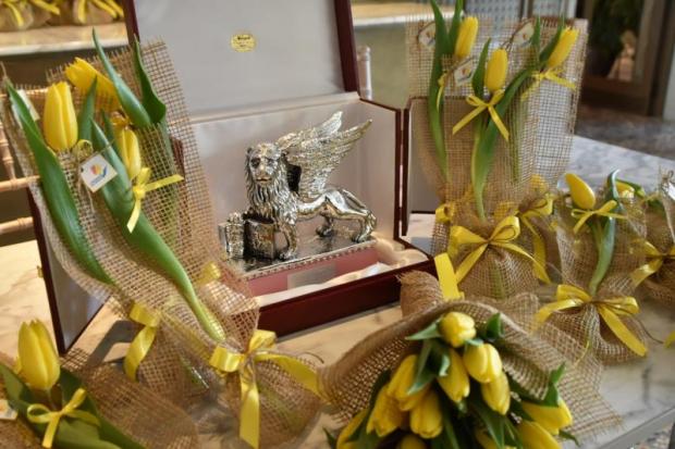 il premio il Leone d'argento e tulipani gialli