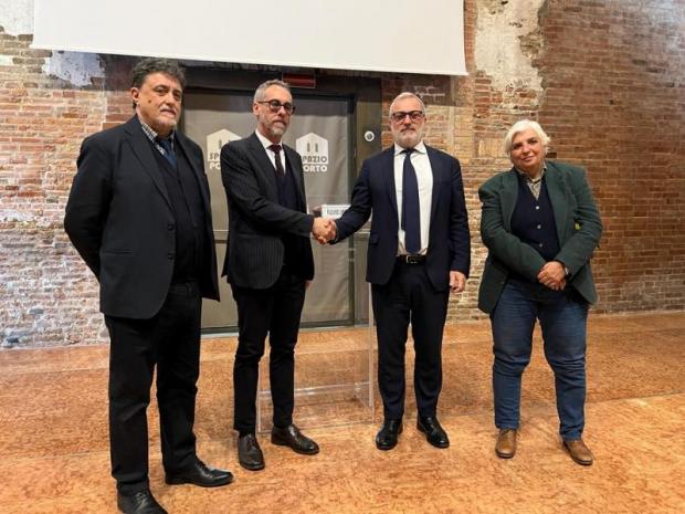 un momento della firma