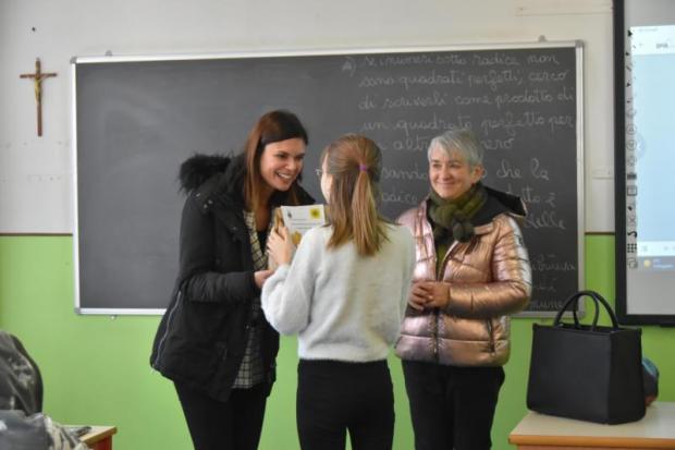 un momento della consegna dei bulbi