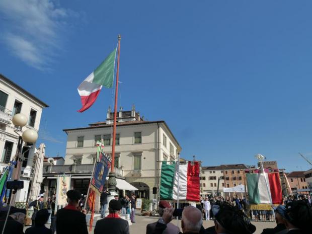 alzabandiera per San Michele