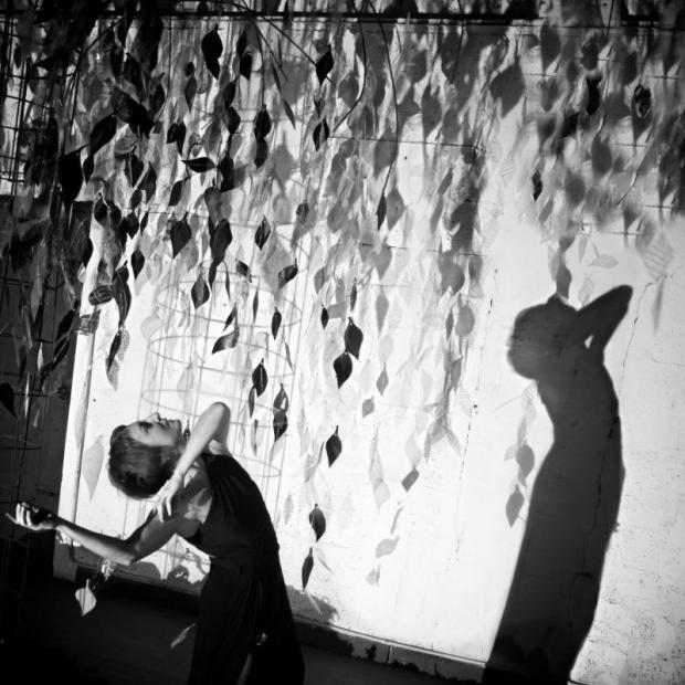 donna danza, sul muro la sua ombra