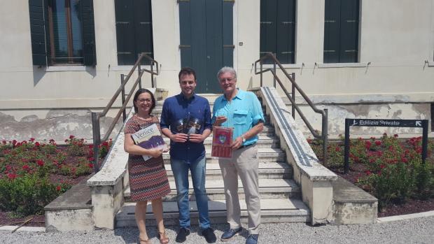 L'assessore Venturini e due volontari dell'associazione