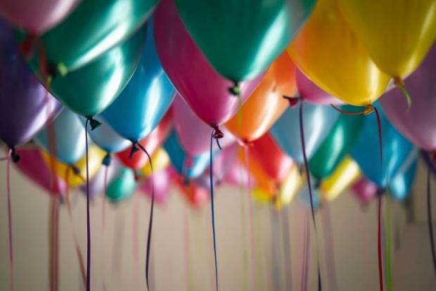 Photo by Adi Goldstein on Unsplash Palloncini colorati