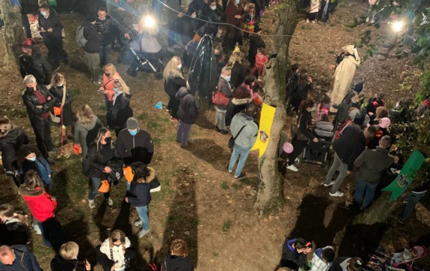 decine di persone riprese dall'alto mentre fanno un aperitivo serale