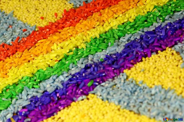 Arcobaleno fatto di riso colorato