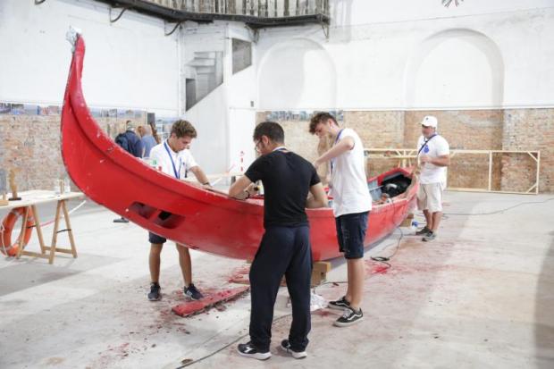 Il restauro di una "balotina" da parte degli studenti dell'istituto Cini