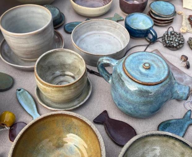 Recipienti e sagome di pesci in ceramica