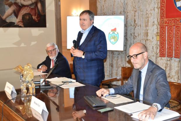 Il sindaco Brugnaro in conferenza stampa