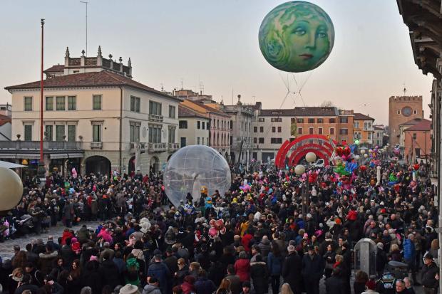 Pubblico in piazza Ferretto