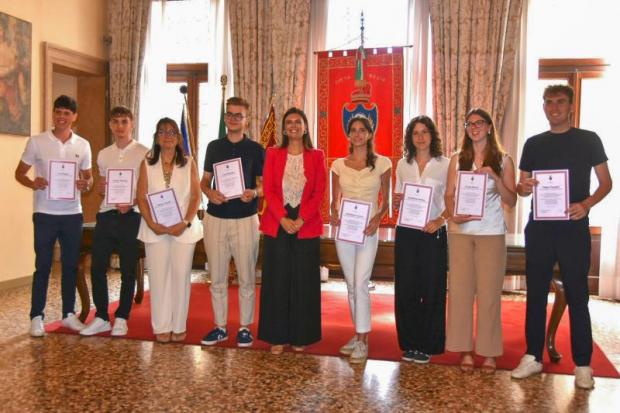 La presidente del Consiglio Damiano con i neo diplomati
