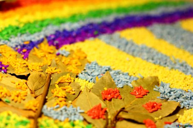 Mosaico creativo con cibo e colori