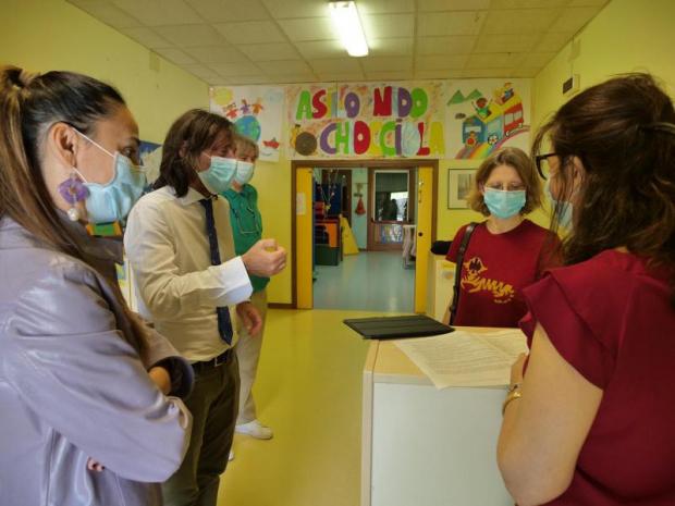 L'assessore Romor durante un sopralluogo