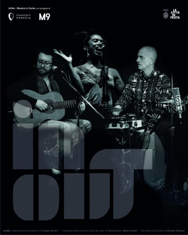 Trio di musicisti: a sx, chitarrista, al centro, una cantante; a dx, un batterista
