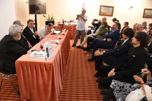 Relatori e pubblico alla conferenza stampa