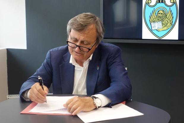 La firma del decreto