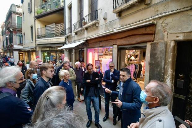 L'assessore Costalonga con i commercianti