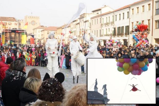 Lo spettacolo in piazza Ferretto a Mestre