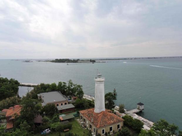 foto della torre dei piloti dall'alto foto della torre dei piloti dall'alto