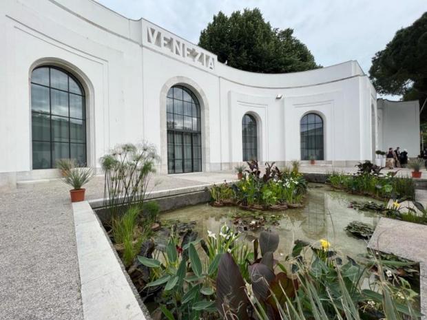 Vasca davanti al Padiglione Venezia