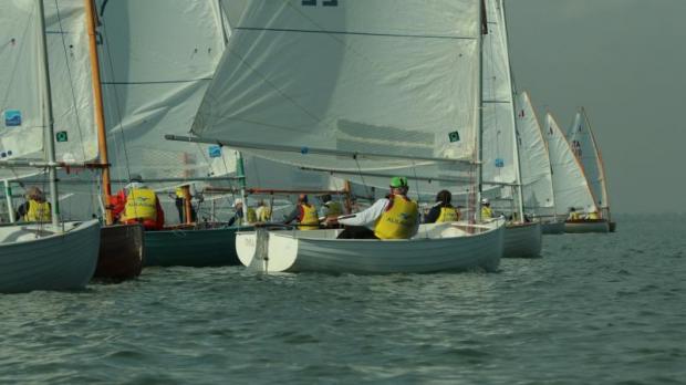 Alcune piccole imbarcazioni a vela durante una regata