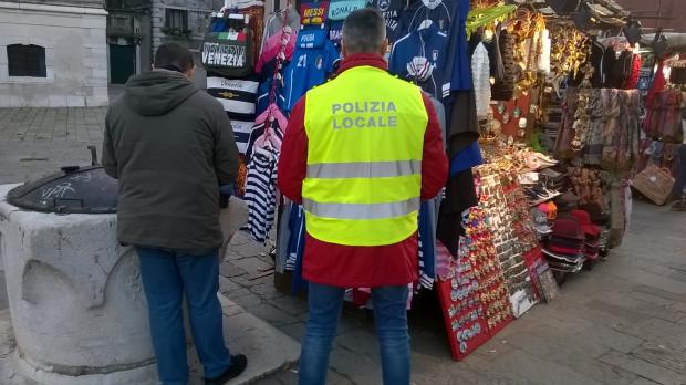 controllo vigili a venditore ambulante