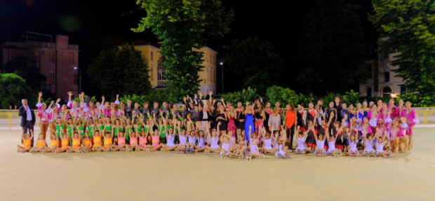 Foto di gruppo delle campionesse, campioni e atlete di pattinaggio