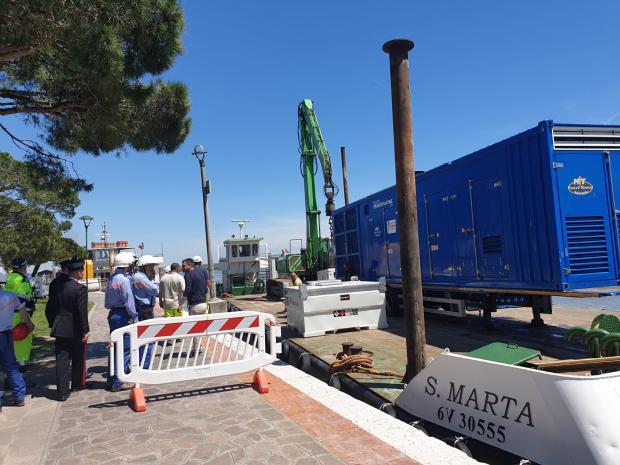 Il maxi generatore attivato a Burano