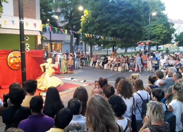 danzatrice orientale con pubblico in strada