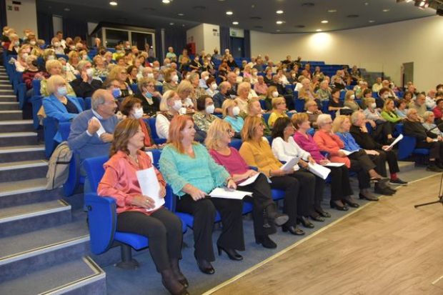 persone in platea a una conferenza