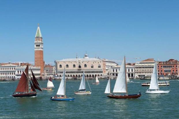 Barche a vela sfilano di fonte piazza San Marco, a Venezia