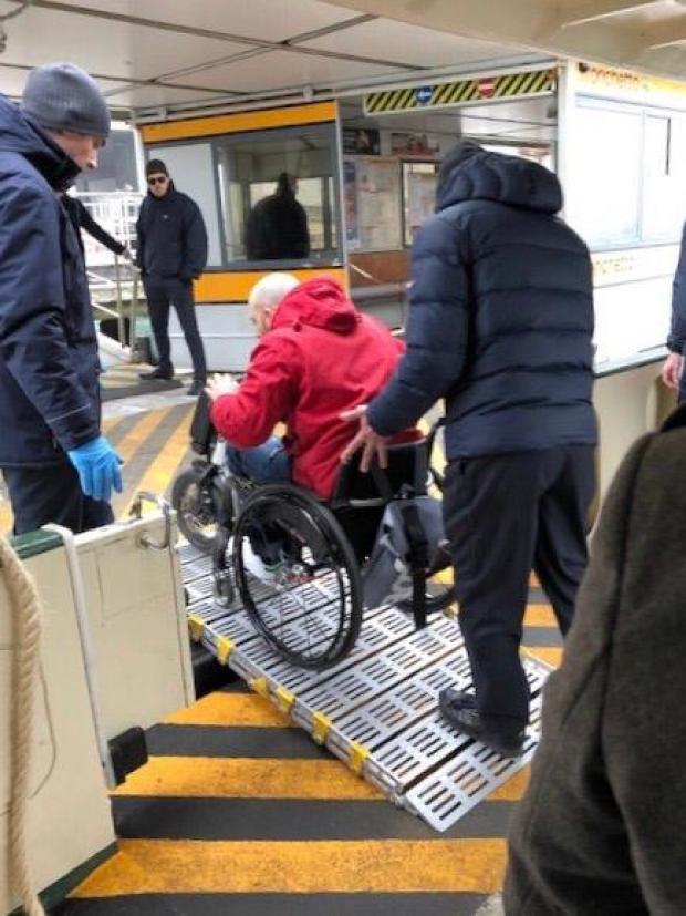 foto disabile che sale su un mezzo actv