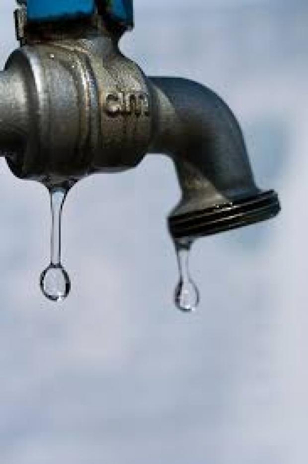 Rubinetto con gocce d'acqua