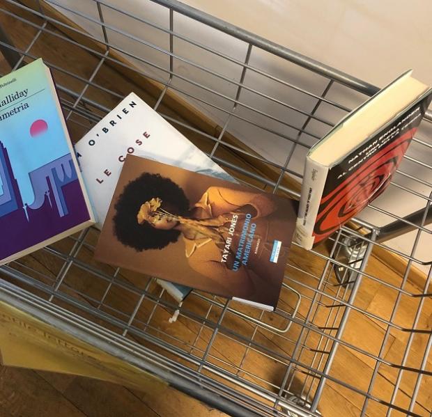 carrello con libri carrello con libri