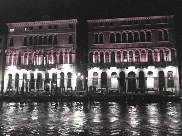 La facciata di Ca' Farsetti illuminata di bianco