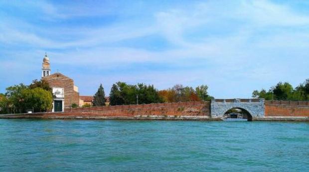 foto della chiesa di S. Nicolò e del Ponte Malacreda visti dalla laguna