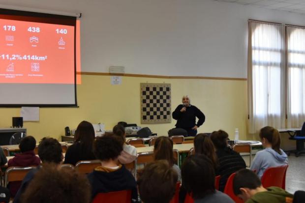 l’assessore Mar alle medie Alighieri e Calvi