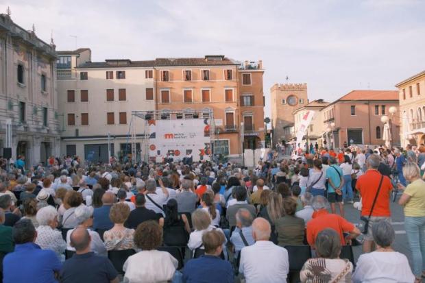 Pubblico e palco del Mestre Book Fest