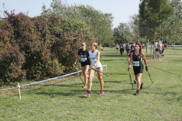 gruppo di persone che fa nordic walking nel parco