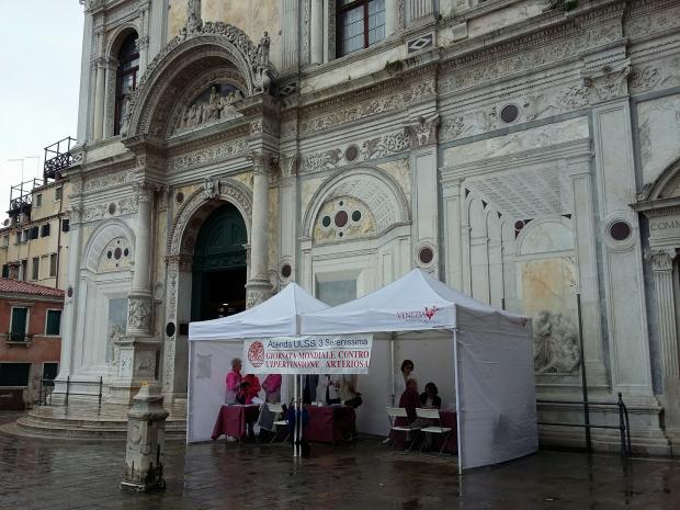 Facciata dellOspedale civile con stand informativi contro ipertensione