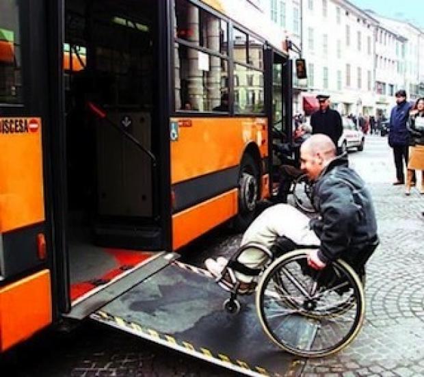 Un disabile sale su un bus.