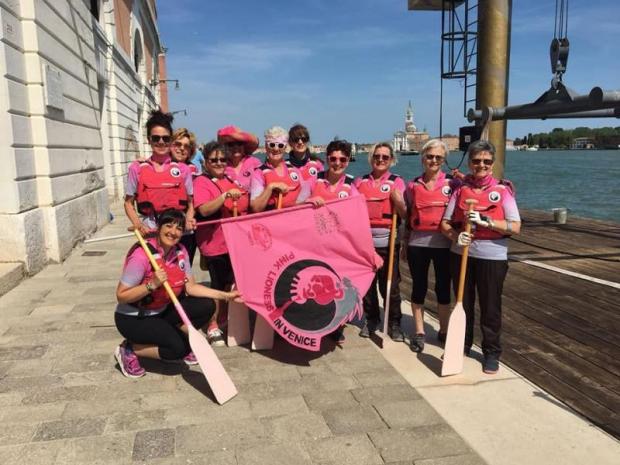 Donne vestite di rosa