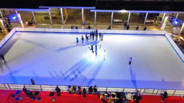 pista di pattinaggio sul ghiaccio all'aperto di notte