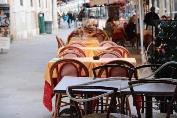Un tavolino in un plateatico a Venezia