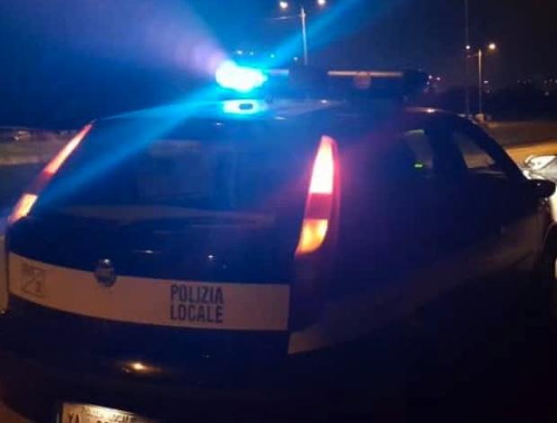 una vettura della polizia locale