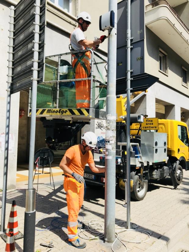Operai al lavoro sul parcometro