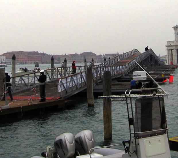 Ponte galleggiante_immagine di archivio